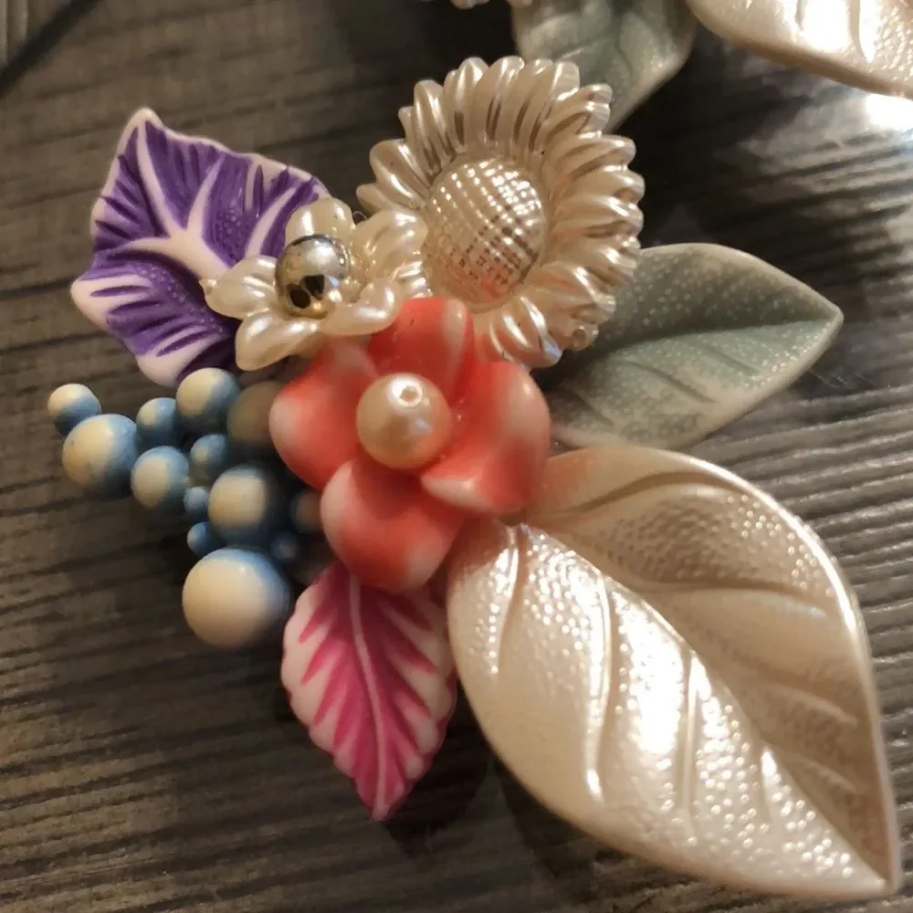 Vintage 80’s - 90’s Acrylic Pearlized Flower Cluster Clip Earring.